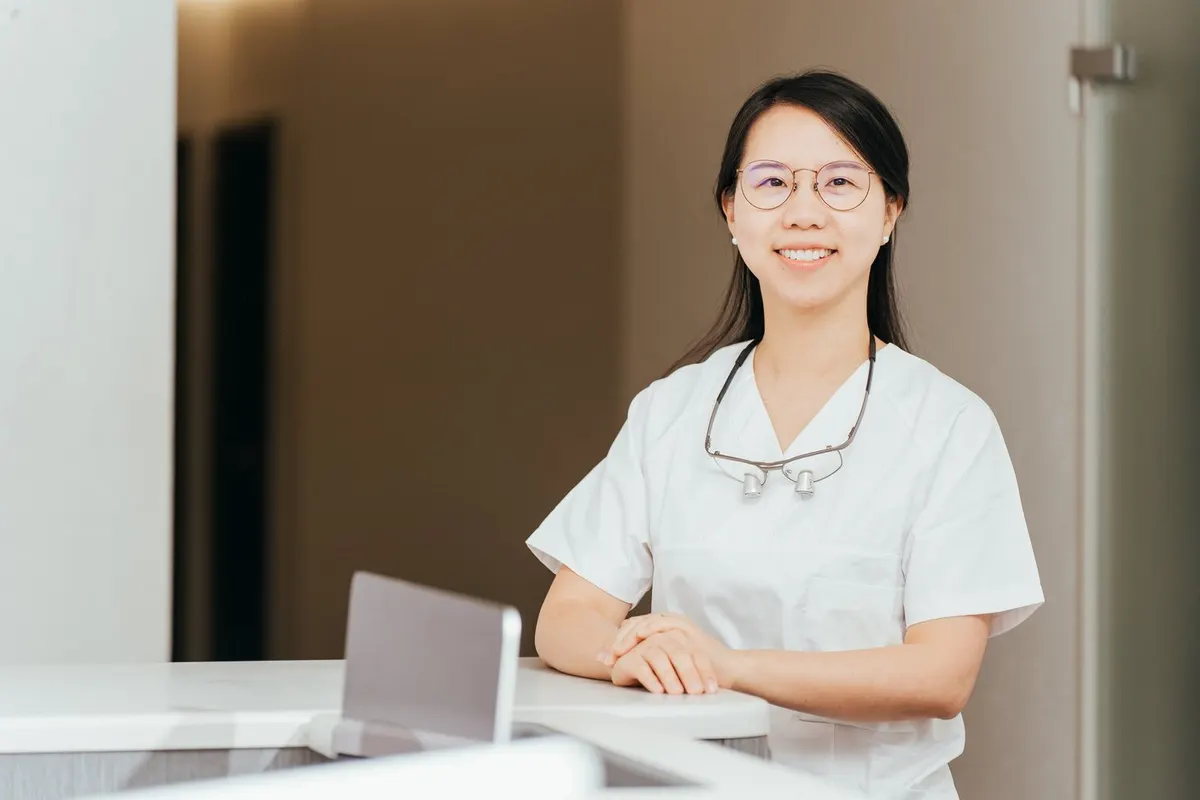 Dr. med. dent. Yanfei Jiang in ihrer Praxis in Blumberg